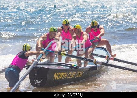 Sydney, Australien Surfboat Racing Carnival am Collaroy Beach, North Curl SLSC Männer-Team starten das Rennen an den Rudern, Sydney, Australien Stockfoto