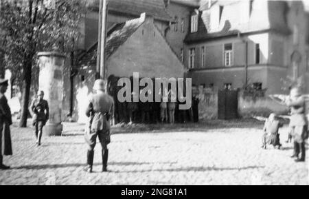 Die Anfangsphase des Holocaust war nicht mit Gaskammern, sondern mit mobilen Hinrichtungstruppen namens Enisatzgruppen. Ihre Aufgabe war es, hinter der Front zu streiten und alle Juden zu erschießen, die sie kriegen konnten. Dieses Bild zeigt eine Hinrichtung in Warschau kurz nach der deutschen Invasion. Von Bundesarchiv, Bild 146-1968-034-19A / CC-BY-SA 3,0, CC BY-SA 3,0 de, https://commons.wikimedia.org/w/index.php?curid=5418776 Stockfoto