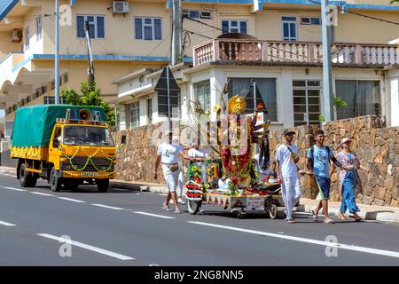 Mahashivratree-Pilger auf dem Weg zum heiligen See von Grand Bassin, Savane-Viertel im Süden der Insel mauritius, Februar 16. 2023 Stockfoto