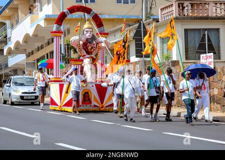 Mahashivratree-Pilger auf dem Weg zum heiligen See von Grand Bassin, Savane-Viertel im Süden der Insel mauritius, Februar 16. 2023 Stockfoto