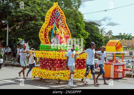 Mahashivratree-Pilger auf dem Weg zum heiligen See von Grand Bassin, Savane-Viertel im Süden der Insel mauritius, Februar 16. 2023 Stockfoto