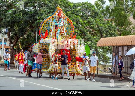 Mahashivratree-Pilger auf dem Weg zum heiligen See von Grand Bassin, Savane-Viertel im Süden der Insel mauritius, Februar 16. 2023 Stockfoto