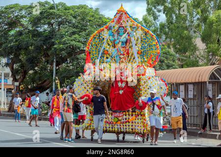 Mahashivratree-Pilger auf dem Weg zum heiligen See von Grand Bassin, Savane-Viertel im Süden der Insel mauritius, Februar 16. 2023 Stockfoto