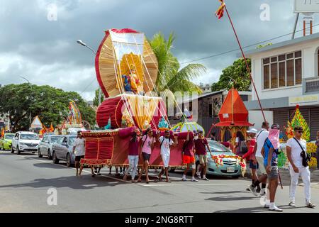 Mahashivratree-Pilger auf dem Weg zum heiligen See von Grand Bassin, Savane-Viertel im Süden der Insel mauritius, Februar 16. 2023 Stockfoto