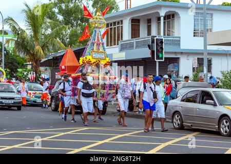 Mahashivratree-Pilger auf dem Weg zum heiligen See von Grand Bassin, Savane-Viertel im Süden der Insel mauritius, Februar 16. 2023 Stockfoto