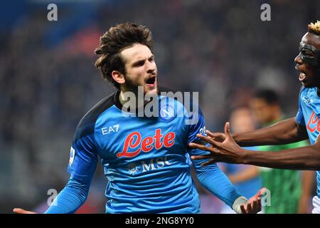 Reggio Emilia, Italien. 17. Februar 2023. Neapels Chvicha Kvaratskhelia (L) feiert sein Tor bei einem Fußballspiel der Serie A zwischen Sassuolo und Neapel in Reggio Emilia, Italien, am 17. Februar 2023. Kredit: Alberto Lingria/Xinhua/Alamy Live News Stockfoto