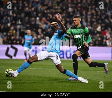 Reggio Emilia, Italien. 17. Februar 2023. Victor Osimhen aus Neapel (L) spielt mit Ruan Tressoldi aus Sassuolo während eines Fußballspiels der Serie A zwischen Sassuolo und Neapel in Reggio Emilia, Italien, am 17. Februar 2023. Kredit: Alberto Lingria/Xinhua/Alamy Live News Stockfoto
