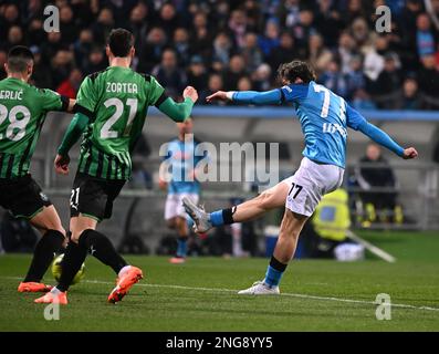 Reggio Emilia, Italien. 17. Februar 2023. Neapels Khvicha Kvaratskhelia (R) erzielt am 17. Februar 2023 in Reggio Emilia (Italien) ein Tor bei einem Fußballspiel der Serie A zwischen Sassuolo und Neapel. Kredit: Alberto Lingria/Xinhua/Alamy Live News Stockfoto
