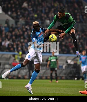 Reggio Emilia, Italien. 17. Februar 2023. Victor Osimhen aus Neapel (L) spielt mit Ruan Tressoldi aus Sassuolo während eines Fußballspiels der Serie A zwischen Sassuolo und Neapel in Reggio Emilia, Italien, am 17. Februar 2023. Kredit: Alberto Lingria/Xinhua/Alamy Live News Stockfoto