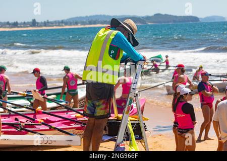 Australischer Surfbootrennen-Karneval im Jahr 2023 am Collaroy Beach in Sydney, Australien, Marshall und weibliche Crew von Avalon Beach Stockfoto