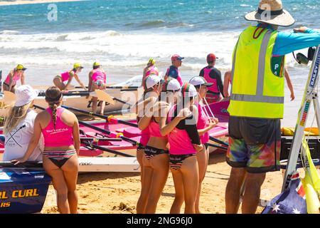 Australischer Surfbootrennen-Karneval im Jahr 2023 am Collaroy Beach in Sydney, Australien, Marshall und weibliche Crew von Avalon Beach Stockfoto