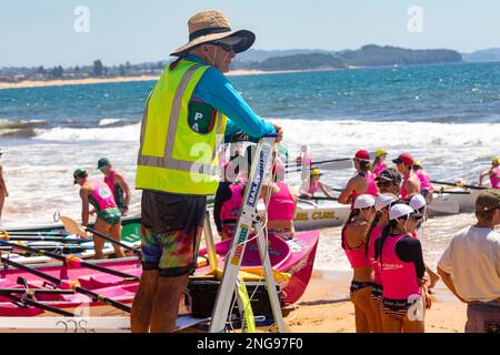 Australischer Surfbootrennen-Karneval 2023 am Collaroy Beach in Sydney, Australien, führt Marshall auf der Stehleiter das Rennen Stockfoto