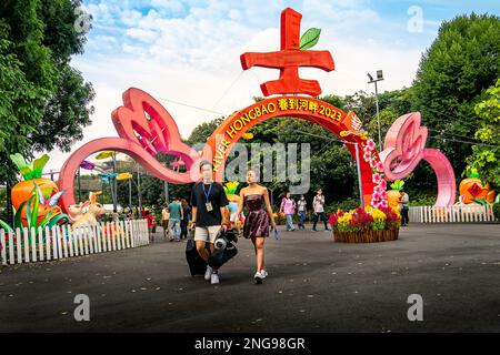 Eingang Bogenlaternen am Fluss Hongbao, Gärten an der Bucht. Es ist ein traditionelles Ereignis der chinesischen Neujahrsfeier in Singapur. Stockfoto