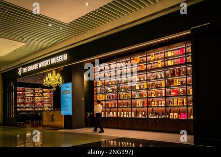 Das Grande Whisky Museum, Asiens erste seltene Whisky-Sammlung. In Su finden Sie eine umfassende Sammlung feiner und seltener Scotch- und japanischer Whiskys Stockfoto