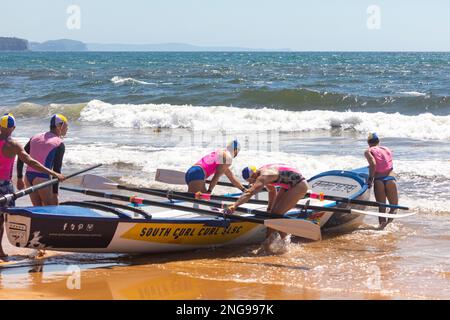 Australian Surfboat Racing Carnival, Männer-Team von South Curl Curl SLSC bereiten sich darauf vor, ihr Boot vor Collaroy Beach in Sydney, NSW, Australien zu starten Stockfoto