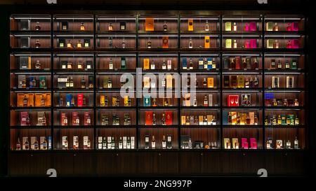 Das Grande Whisky Museum, Asiens erste seltene Whisky-Sammlung. In Su finden Sie eine umfassende Sammlung feiner und seltener Scotch- und japanischer Whiskys Stockfoto