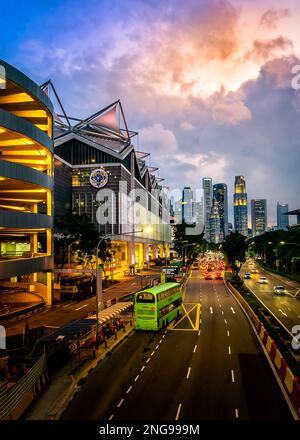 Wunderschöner Sonnenuntergang über Suntec City am Nicoll Highway, Singapur. Stockfoto