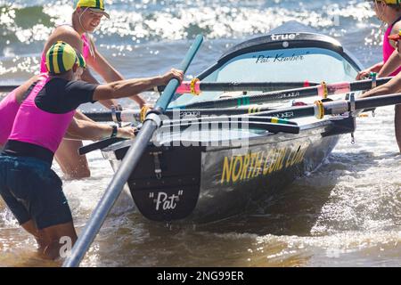 Australische Surfbootmannschaft für Herren vom North Curl Surf Life Saving Club Racing am Collaroy Beach in Sydney, NSW, Australien Stockfoto