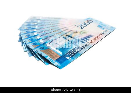 2000 Rubel - neues Geld der Russischen Föderation, das 2017 erschien. 18.000 Rubel auf weißem Hintergrund. Einzelne Banknoten. Stockfoto