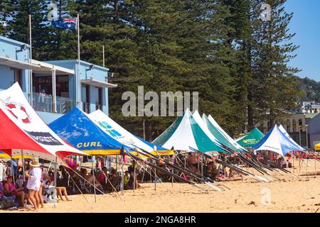 Australischer Surfbootrennen-Karneval 2023 am Collaroy Beach in Sydney, Australien Stockfoto