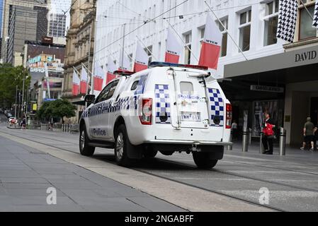 Rückansicht eines Polizeiwagens, das durch die Burke St Mall in der Nähe der Geschäfte von Myer und David Jones fährt Stockfoto