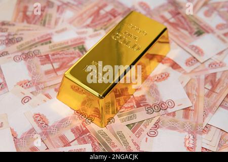 Gold Bar auf russische Geld Hintergrund mit 5000 Rubel Banknoten Stockfoto