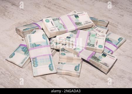 Geldscheine der Bank of Russia haben einen Hintergrund von 1000 Rubel. Die Aussicht von der Spitze des Geldes Stockfoto