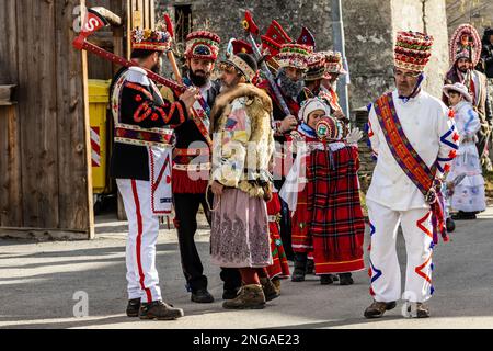 BAIO di Sampeyre ist ein traditionelles okzitanisches Festival, das alle fünf Jahre am 16. Februar 2023 in Sampeyre im Valle Varaita in der Provinz Cuneo, Italien, stattfindet. Das BAIO war eines der wichtigsten und ältesten traditionellen Festivals in den italienischen Alpen. Die Ursprünge des Festivals sind sehr alt und stammen aus der Zeit vor dem Jahr 1000 (es scheint 975 oder 980 zu sein), als die Mannschaften von Sarazenen, die das Tal betraten, um es zu plündern, von der lokalen Bevölkerung vertrieben wurden. Nur die Männer der einzelnen Dörfer nehmen an der Prozession Teil und tragen die komplizierten Kostüme der Stockfoto