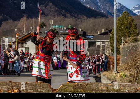 BAIO di Sampeyre ist ein traditionelles okzitanisches Festival, das alle fünf Jahre am 16. Februar 2023 in Sampeyre im Valle Varaita in der Provinz Cuneo, Italien, stattfindet. Das BAIO war eines der wichtigsten und ältesten traditionellen Festivals in den italienischen Alpen. Die Ursprünge des Festivals sind sehr alt und stammen aus der Zeit vor dem Jahr 1000 (es scheint 975 oder 980 zu sein), als die Mannschaften von Sarazenen, die das Tal betraten, um es zu plündern, von der lokalen Bevölkerung vertrieben wurden. Nur die Männer der einzelnen Dörfer nehmen an der Prozession Teil und tragen die komplizierten Kostüme der Stockfoto