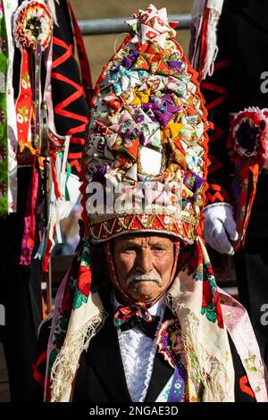 BAIO di Sampeyre ist ein traditionelles okzitanisches Festival, das alle fünf Jahre am 16. Februar 2023 in Sampeyre im Valle Varaita in der Provinz Cuneo, Italien, stattfindet. Das BAIO war eines der wichtigsten und ältesten traditionellen Festivals in den italienischen Alpen. Die Ursprünge des Festivals sind sehr alt und stammen aus der Zeit vor dem Jahr 1000 (es scheint 975 oder 980 zu sein), als die Mannschaften von Sarazenen, die das Tal betraten, um es zu plündern, von der lokalen Bevölkerung vertrieben wurden. Nur die Männer der einzelnen Dörfer nehmen an der Prozession Teil und tragen die komplizierten Kostüme der Stockfoto