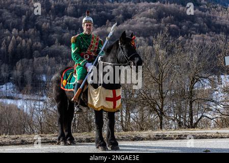 BAIO di Sampeyre ist ein traditionelles okzitanisches Festival, das alle fünf Jahre am 16. Februar 2023 in Sampeyre im Valle Varaita in der Provinz Cuneo, Italien, stattfindet. Das BAIO war eines der wichtigsten und ältesten traditionellen Festivals in den italienischen Alpen. Die Ursprünge des Festivals sind sehr alt und stammen aus der Zeit vor dem Jahr 1000 (es scheint 975 oder 980 zu sein), als die Mannschaften von Sarazenen, die das Tal betraten, um es zu plündern, von der lokalen Bevölkerung vertrieben wurden. Nur die Männer der einzelnen Dörfer nehmen an der Prozession Teil und tragen die komplizierten Kostüme der Stockfoto