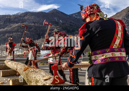 BAIO di Sampeyre ist ein traditionelles okzitanisches Festival, das alle fünf Jahre am 16. Februar 2023 in Sampeyre im Valle Varaita in der Provinz Cuneo, Italien, stattfindet. Das BAIO war eines der wichtigsten und ältesten traditionellen Festivals in den italienischen Alpen. Die Ursprünge des Festivals sind sehr alt und stammen aus der Zeit vor dem Jahr 1000 (es scheint 975 oder 980 zu sein), als die Mannschaften von Sarazenen, die das Tal betraten, um es zu plündern, von der lokalen Bevölkerung vertrieben wurden. Nur die Männer der einzelnen Dörfer nehmen an der Prozession Teil und tragen die komplizierten Kostüme der Stockfoto