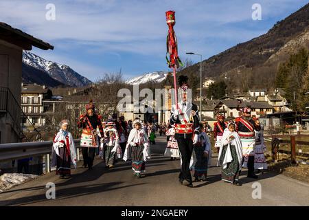 BAIO di Sampeyre ist ein traditionelles okzitanisches Festival, das alle fünf Jahre am 16. Februar 2023 in Sampeyre im Valle Varaita in der Provinz Cuneo, Italien, stattfindet. Das BAIO war eines der wichtigsten und ältesten traditionellen Festivals in den italienischen Alpen. Die Ursprünge des Festivals sind sehr alt und stammen aus der Zeit vor dem Jahr 1000 (es scheint 975 oder 980 zu sein), als die Mannschaften von Sarazenen, die das Tal betraten, um es zu plündern, von der lokalen Bevölkerung vertrieben wurden. Nur die Männer der einzelnen Dörfer nehmen an der Prozession Teil und tragen die komplizierten Kostüme der Stockfoto