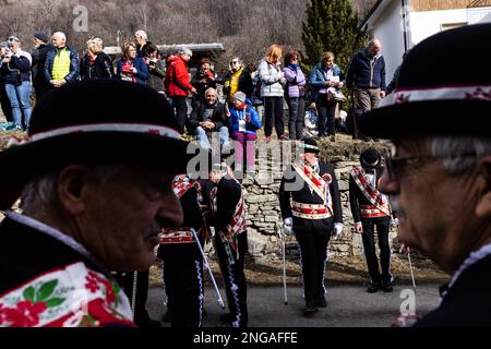 BAIO di Sampeyre ist ein traditionelles okzitanisches Festival, das alle fünf Jahre am 16. Februar 2023 in Sampeyre im Valle Varaita in der Provinz Cuneo, Italien, stattfindet. Das BAIO war eines der wichtigsten und ältesten traditionellen Festivals in den italienischen Alpen. Die Ursprünge des Festivals sind sehr alt und stammen aus der Zeit vor dem Jahr 1000 (es scheint 975 oder 980 zu sein), als die Mannschaften von Sarazenen, die das Tal betraten, um es zu plündern, von der lokalen Bevölkerung vertrieben wurden. Nur die Männer der einzelnen Dörfer nehmen an der Prozession Teil und tragen die komplizierten Kostüme der Stockfoto