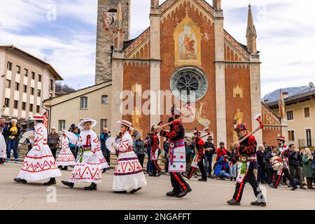 BAIO di Sampeyre ist ein traditionelles okzitanisches Festival, das alle fünf Jahre am 16. Februar 2023 in Sampeyre im Valle Varaita in der Provinz Cuneo, Italien, stattfindet. Das BAIO war eines der wichtigsten und ältesten traditionellen Festivals in den italienischen Alpen. Die Ursprünge des Festivals sind sehr alt und stammen aus der Zeit vor dem Jahr 1000 (es scheint 975 oder 980 zu sein), als die Mannschaften von Sarazenen, die das Tal betraten, um es zu plündern, von der lokalen Bevölkerung vertrieben wurden. Nur die Männer der einzelnen Dörfer nehmen an der Prozession Teil und tragen die komplizierten Kostüme der Stockfoto