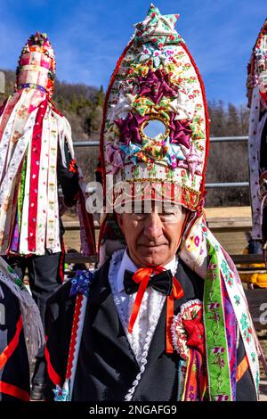 BAIO di Sampeyre ist ein traditionelles okzitanisches Festival, das alle fünf Jahre am 16. Februar 2023 in Sampeyre im Valle Varaita in der Provinz Cuneo, Italien, stattfindet. Das BAIO war eines der wichtigsten und ältesten traditionellen Festivals in den italienischen Alpen. Die Ursprünge des Festivals sind sehr alt und stammen aus der Zeit vor dem Jahr 1000 (es scheint 975 oder 980 zu sein), als die Mannschaften von Sarazenen, die das Tal betraten, um es zu plündern, von der lokalen Bevölkerung vertrieben wurden. Nur die Männer der einzelnen Dörfer nehmen an der Prozession Teil und tragen die komplizierten Kostüme der Stockfoto