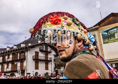 BAIO di Sampeyre ist ein traditionelles okzitanisches Festival, das alle fünf Jahre am 16. Februar 2023 in Sampeyre im Valle Varaita in der Provinz Cuneo, Italien, stattfindet. Das BAIO war eines der wichtigsten und ältesten traditionellen Festivals in den italienischen Alpen. Die Ursprünge des Festivals sind sehr alt und stammen aus der Zeit vor dem Jahr 1000 (es scheint 975 oder 980 zu sein), als die Mannschaften von Sarazenen, die das Tal betraten, um es zu plündern, von der lokalen Bevölkerung vertrieben wurden. Nur die Männer der einzelnen Dörfer nehmen an der Prozession Teil und tragen die komplizierten Kostüme der Stockfoto