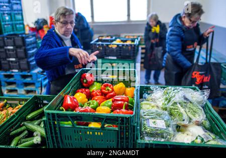 Schwerin, Deutschland. 16. Februar 2023. Freiwillige der Schweriner Lebensmittelbank prüfen, sortieren und verteilen die Lebensmittelspenden. Angesichts der derzeit hohen Inflation spielen die staatlichen Lebensmittelbanken eine besonders wichtige Rolle, wenn es darum geht, einkommensschwache Haushalte mit den grundlegenden Notwendigkeiten auszustatten. Kredit: Jens Büttner/dpa/Alamy Live News Stockfoto