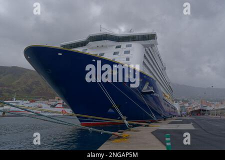 Blau-weißes Kreuzfahrtschiff, das in Santa Cruz auf den Kanarischen Inseln vor Anker liegt. Bild von der Vorderseite des Schiffs mit Anlegeseilen. Stockfoto