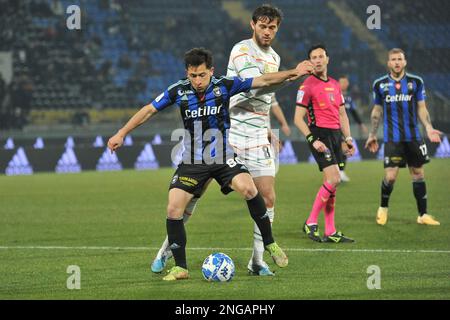 Arena Garibaldi, Pisa, Italien, 17. Februar 2023, Olimpiu Morutan (Pisa) Francis Tanner Tessmann (Venezia) während des Fußballspiels AC Pisa gegen Venezia FC – Italienischer Fußball Serie B Credit: Live Media Publishing Group/Alamy Live News Stockfoto