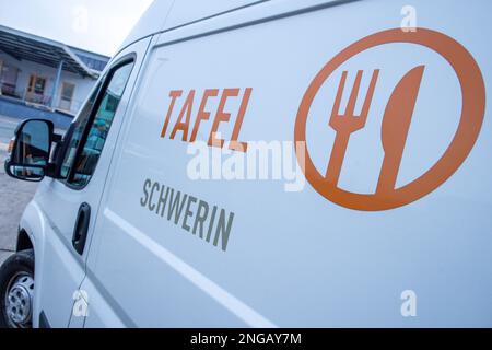 Schwerin, Deutschland. 16. Februar 2023. Das Logo der Schwerin-Tafel auf einem der kleinen Lastwagen, mit denen die Lebensmittel transportiert wurden. Angesichts der derzeit hohen Inflation kommt den staatlichen Lebensmittelbanken eine besondere Rolle zu, wenn es darum geht, einkommensschwache Haushalte mit Grundnahrungsmitteln auszustatten. Kredit: Jens Büttner/dpa/Alamy Live News Stockfoto