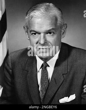 Marineminister Paul H. Nitze, Major General Lewis W. Walt, Colonel ...