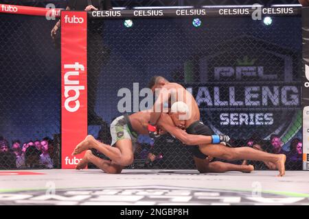 ORLANDO, FL - Februar 17 Manoel Sousa und Paulo Laia Greifer in Woche 4 der PFL Challenger Serie am 17. Februar 2023 in den Universal Studios in Orlando, Florida. (Foto: Aaron Litz/PxImages) Kredit: Px Images/Alamy Live News Stockfoto