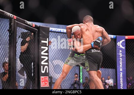 ORLANDO, Florida - Februar 17 Paulo Laia versucht, Manoel Sousa in Woche 4 der PFL Challenger Series am 17. Februar 2023 in den Universal Studios in Orlando, Florida, zu überfallen. (Foto: Aaron Litz/PxImages) Kredit: Px Images/Alamy Live News Stockfoto