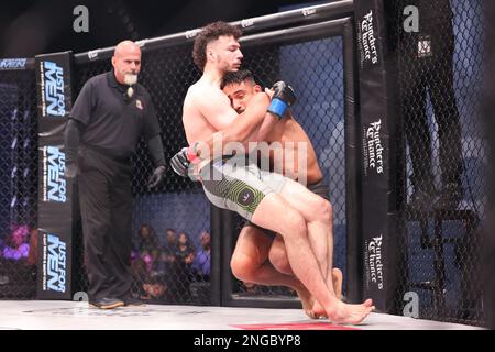 Orlando, Florida, USA. 17. Februar 2023. ORLANDO, Florida – 17. Februar Elvin Espinoza stürzt Damir Ferhatbegovic in Woche 4 der PFL Challenger Series am 17. Februar 2023 in den Universal Studios in Orlando, Florida. (Kreditbild: © Aaron Litz/PX Imagens via ZUMA Press Wire) NUR REDAKTIONELLE VERWENDUNG! Nicht für den kommerziellen GEBRAUCH! Kredit: ZUMA Press, Inc./Alamy Live News Stockfoto