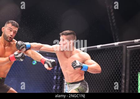 Orlando, Florida, USA. 17. Februar 2023. ORLANDO, Florida - Februar 17 Anthony Romero landet in Woche 4 der PFL Challenger Series am 17. Februar 2023 in den Universal Studios in Orlando, Florida, rechts auf Antonio Caruso. (Kreditbild: © Aaron Litz/PX Imagens via ZUMA Press Wire) NUR REDAKTIONELLE VERWENDUNG! Nicht für den kommerziellen GEBRAUCH! Kredit: ZUMA Press, Inc./Alamy Live News Stockfoto