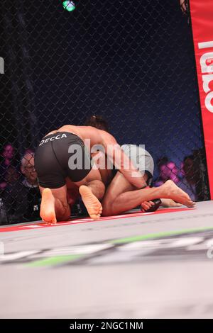 Orlando, Florida, USA. 17. Februar 2023. ORLANDO, Florida – 17. Februar: Charlie Decca kniet in der 4. Woche der PFL Challenger Series am 17. Februar 2023 in den Universal Studios in Orlando, Florida, in den Körper von Jose Aguayo. (Kreditbild: © Aaron Litz/PX Imagens via ZUMA Press Wire) NUR REDAKTIONELLE VERWENDUNG! Nicht für den kommerziellen GEBRAUCH! Kredit: ZUMA Press, Inc./Alamy Live News Stockfoto