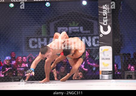 Orlando, Florida, USA. 17. Februar 2023. ORLANDO, Florida - Februar 17 Antonio Caruso und Anthony Romero kämpfen in Woche 4 der PFL Challenger Series am 17. Februar 2023 in den Universal Studios in Orlando, Florida um die Kontrolle. (Kreditbild: © Aaron Litz/PX Imagens via ZUMA Press Wire) NUR REDAKTIONELLE VERWENDUNG! Nicht für den kommerziellen GEBRAUCH! Kredit: ZUMA Press, Inc./Alamy Live News Stockfoto