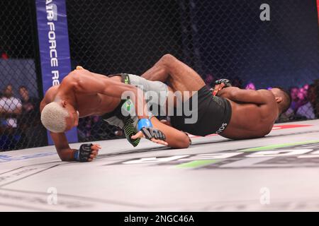 Orlando, Florida, USA. 17. Februar 2023. ORLANDO, Florida – 17. Februar Manoel Sousa versucht, Paulo Laia während der 4. Woche der PFL Challenger Series am 17. Februar 2023 in den Universal Studios in Orlando, Florida, mit den Beinen zu verriegeln. (Kreditbild: © Aaron Litz/PX Imagens via ZUMA Press Wire) NUR REDAKTIONELLE VERWENDUNG! Nicht für den kommerziellen GEBRAUCH! Kredit: ZUMA Press, Inc./Alamy Live News Stockfoto