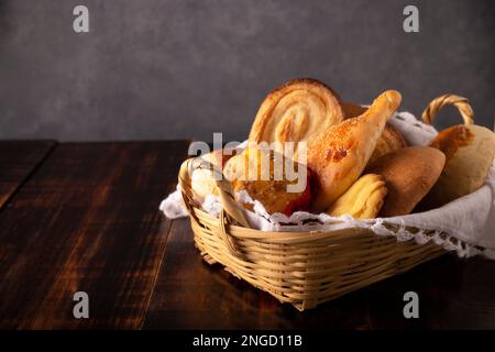 Sorte traditioneller mexikanischer Bäckerei, Chino, Oreja, Cacahuate, hojaldra, Von Hand hergestellt, in Mexiko heißt es Pan Dulce und darf nicht fehlen Stockfoto